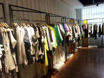 以卓越產(chǎn)品與暖心服務(wù)，贏得服裝鞋帽零售市場(chǎng)